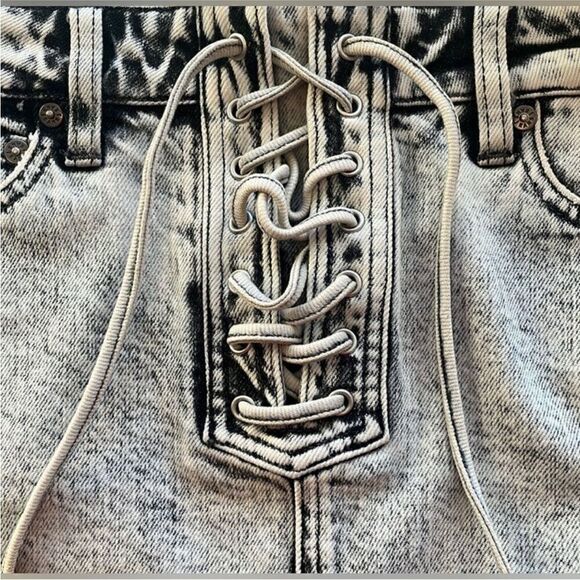 ALICE + OLIVIA NWT Raw-Edge Trim Mini Skirt
Washed Denim Size 24 (0) - Picture 13 of 14